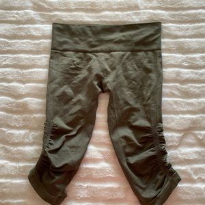 green lululemon crop leggings